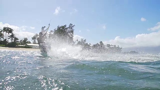 年轻人风筝冲浪在海洋，极限夏季运动视频素材