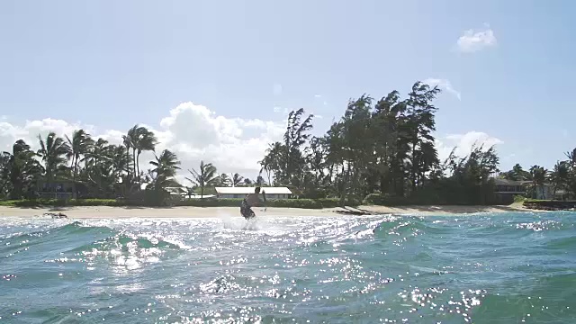 年轻人风筝冲浪在海洋，极限夏季运动视频素材