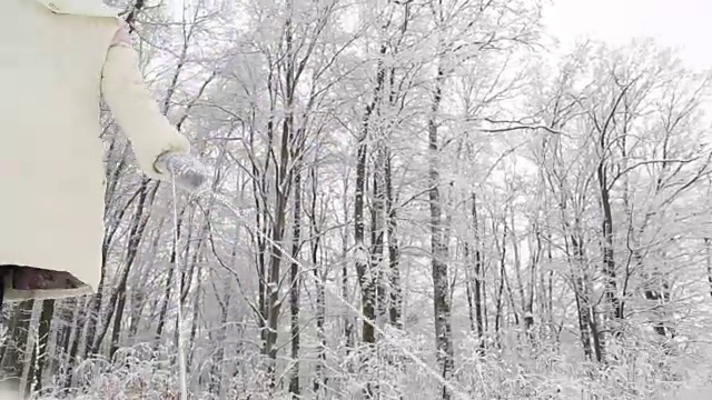 妈妈宝宝在雪橇上滚动视频素材