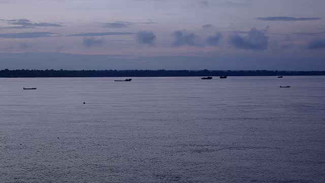 河流景观与渔船和挖泥船在黄昏视频素材