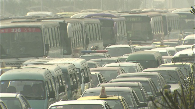 近距离拍摄堵车的道路视频素材