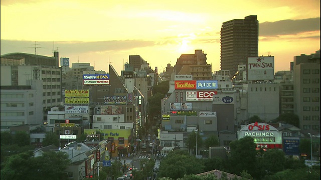 夕阳下的高楼大厦视频素材