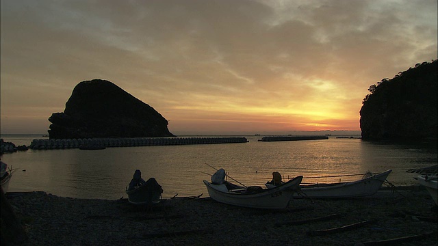 北海道沙谷滩半岛，黎明的曙光映出了岸边渔船的轮廓视频素材