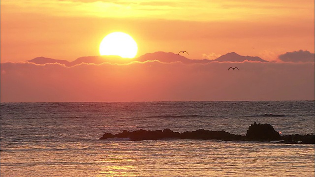 北海道沙谷滩半岛，金色的太阳从云中升起，在荡漾的水面上闪闪发光视频素材