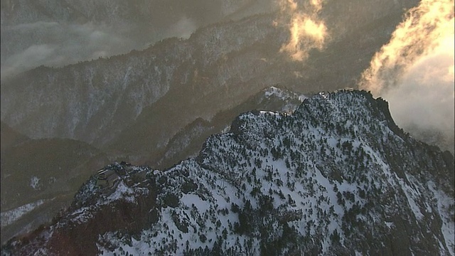 在日出时，从石沼山(Mount Ishizuchi)的山顶往下放大，那里挤满了爬山的人视频素材