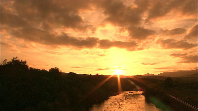 太阳落在山如河，日本北海道视频素材