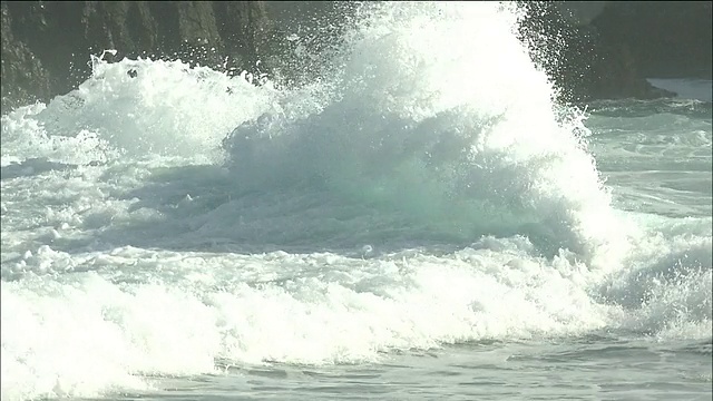 当海浪在寿司町的海滩上相遇时，它们互相撞击视频素材