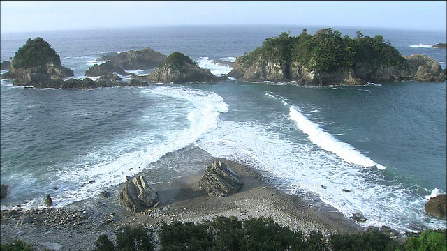 当海浪在寿司町的岩石海滩上相遇时，它们互相碰撞视频素材