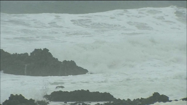 潘右从海浪击碎岩石到堆起的泡沫，被称为“波浪之花”，随风飘荡视频素材