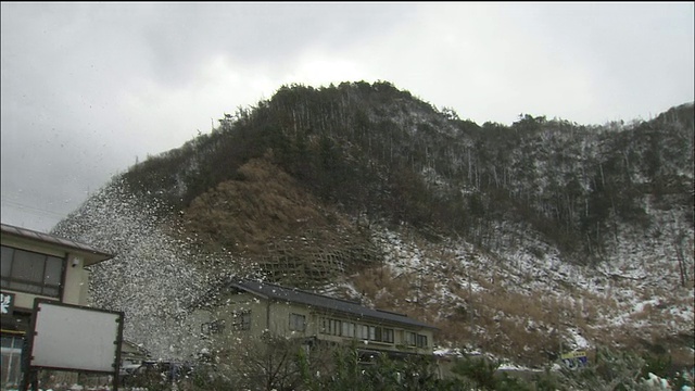 潘离开后，海浪拍打在岩石上形成泡沫，被称为“海浪之花”，被吹过海滩视频素材