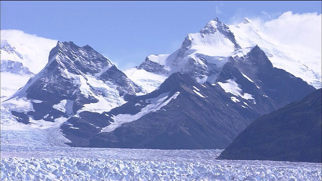 冰雪覆盖的安第斯山峰，莫雷诺冰川在前景，巴塔哥尼亚视频素材