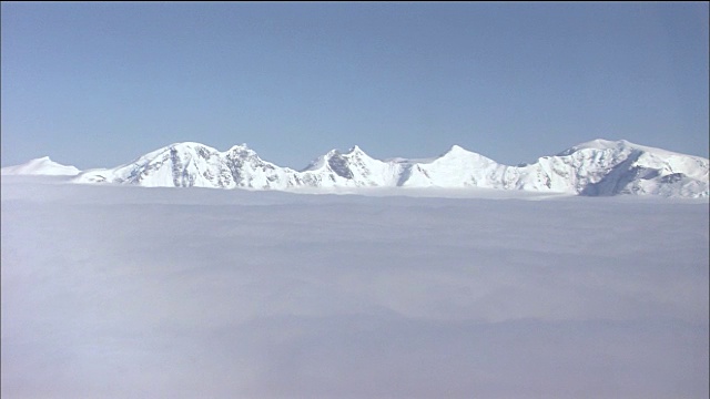 智利巴塔哥尼亚上空，白雪覆盖的安第斯山脉越过云层视频素材