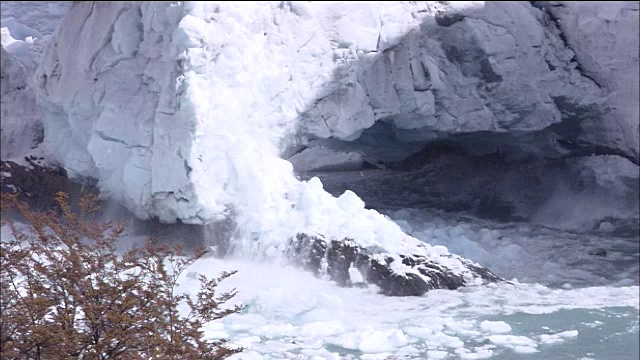 佩里托莫雷诺冰川小牛在岩石上，阿根廷湖，巴塔哥尼亚视频素材