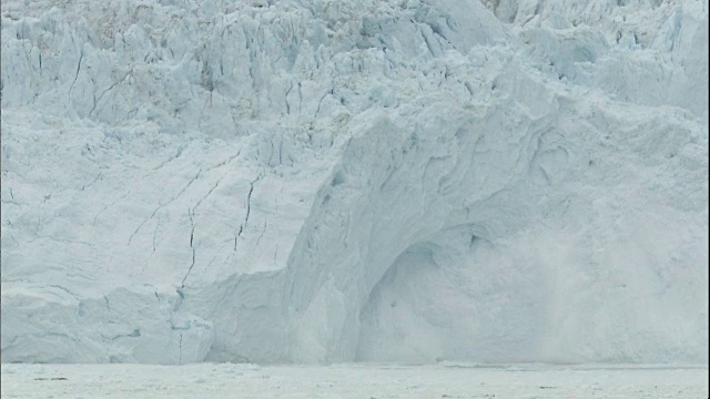 放大由Sermeq Kujalleq冰川崩解到格陵兰伊卢利萨特冰峡湾引起的海浪视频素材