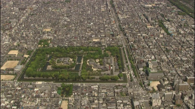 不断扩张的日本京都市围绕着京都宫和二条城的绿色公园。视频素材