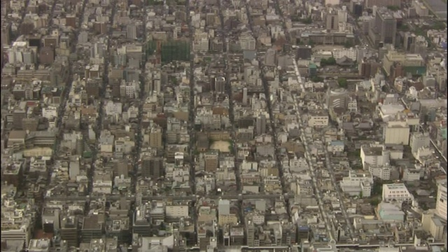 图为日本京都市区行人穿过十字路口的鸟瞰图。视频素材