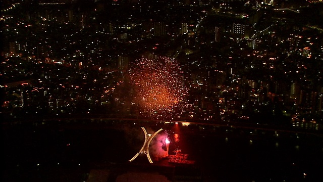 sumida河烟花闪闪发光的红色烟花显示爆炸庆祝日本东京2007-07-28晚，航拍视频素材