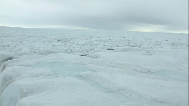 地表水冲入格陵兰岛Sermeq Kujalleq冰川的深层裂缝。伊卢利萨特冰湾，Sermeq kujalleq冰川视频素材