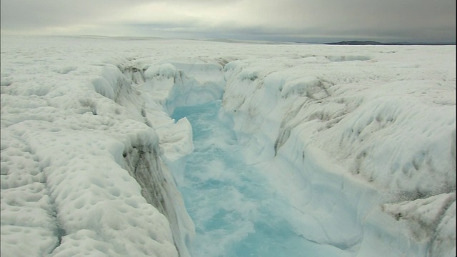 地表水流经格陵兰岛Sermeq Kujalleq冰川的一条通道。伊卢利萨特冰湾，Sermeq kujalleq冰川视频素材