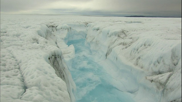 地表水流经格陵兰岛Sermeq Kujalleq冰川的一条通道。伊卢利萨特冰湾，Sermeq kujalleq冰川视频素材