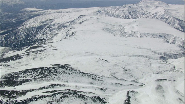 北海道大濑山火山群的冬季鸟瞰图视频素材