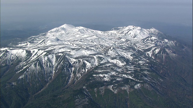 北海道大濑山火山群的冬季鸟瞰图视频素材