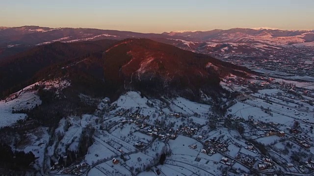 美丽的日落在山村在冬天，鸟瞰图4视频素材