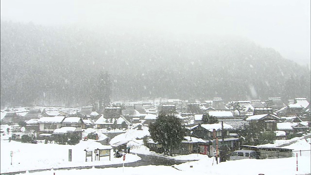 日本喜多村，雪落在陡峭的茅草屋上。视频素材