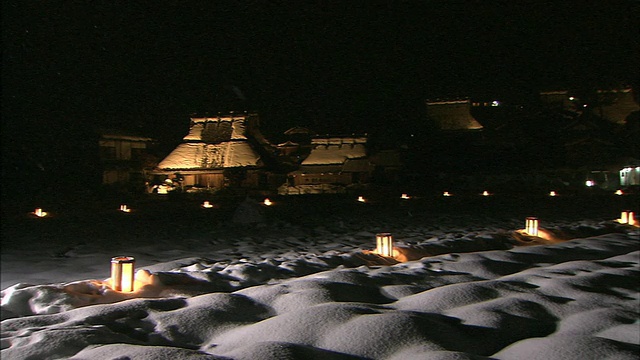 日本喜多村，大雪覆盖了陡峭的茅草屋村。视频素材