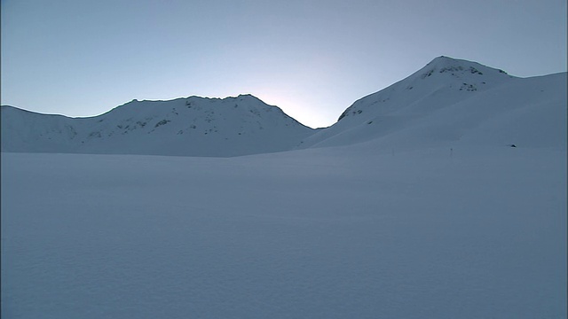 日本武藤町，一大片白雪覆盖了tatateyama山。视频素材