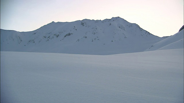 日本武藤町，一大片的积雪让位于Tateyama山。视频素材