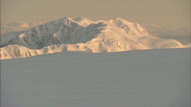 厚厚的积雪覆盖了日本Kekachi的三山。视频素材