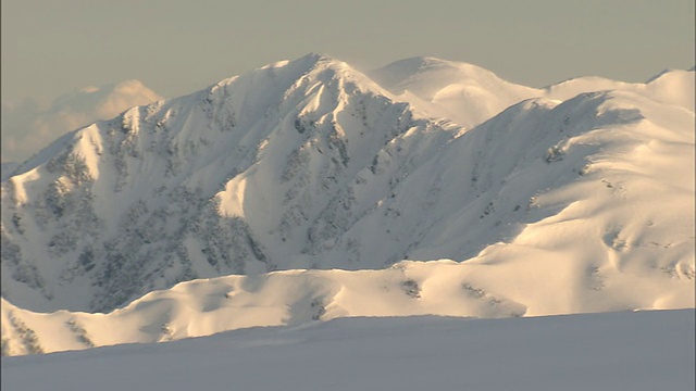 大雪覆盖了日本Kekachi的三山。视频素材