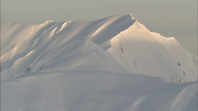 大雪覆盖了日本奥家町山。视频素材