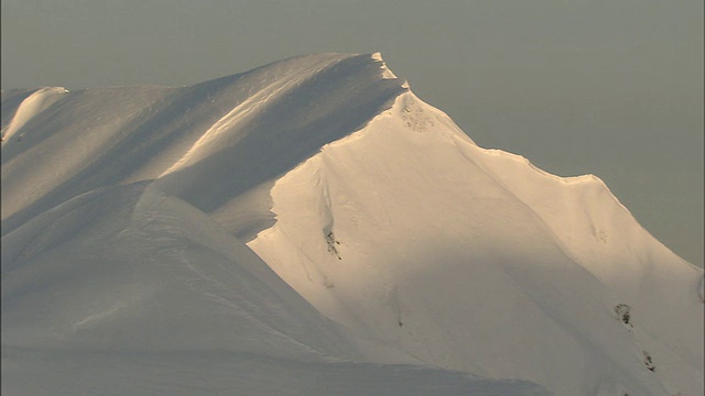 大雪覆盖了日本奥院一山的山顶。视频素材