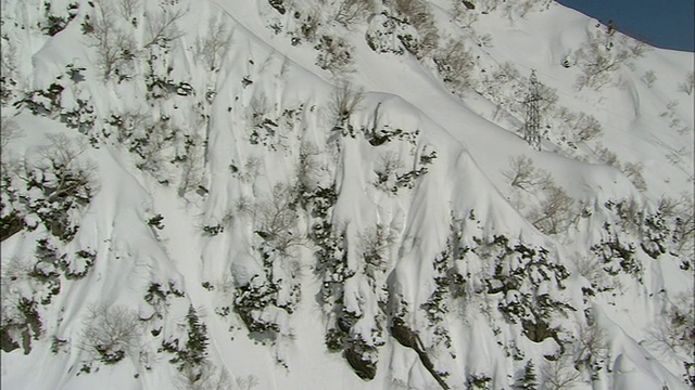 大雪覆盖了日本Daikanbo峰附近崎岖的山坡。视频素材