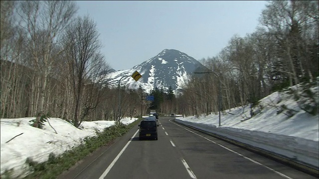 汽车沿着通往罗苏山的道路行驶。视频素材