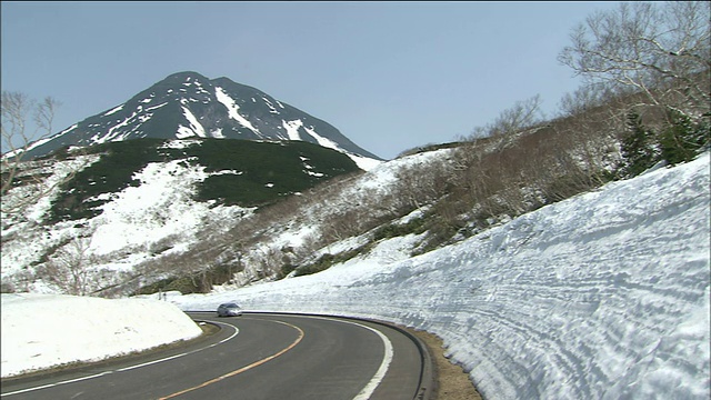 汽车沿着远离罗苏山的道路行驶。视频素材