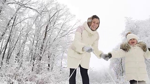 妈妈宝宝在雪橇上滚动视频素材