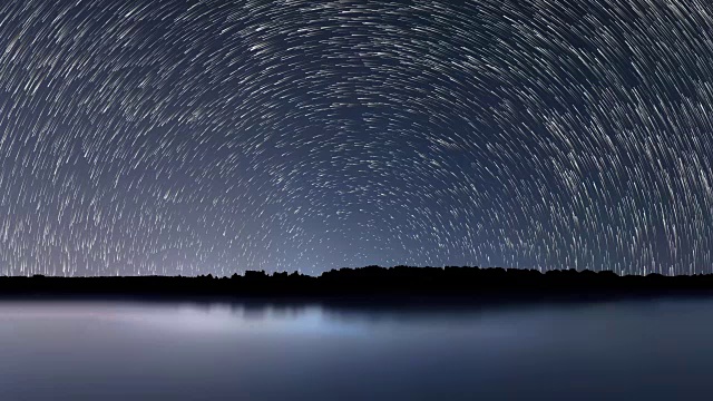 星星的轨迹，美丽的蓝色夜晚的倒影视频素材