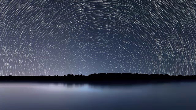 星星的轨迹，美丽的蓝色夜晚的倒影视频素材