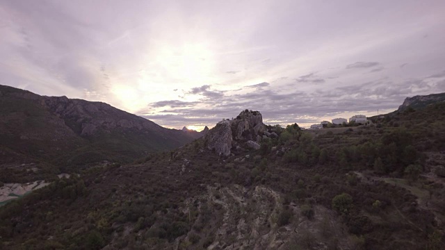 航拍接近El Castell De Guadalest -日落时的瓜达雷斯特景观- Marina Baixa, Costa Blanca, Alicante，瓦伦西亚社区，西班牙视频下载