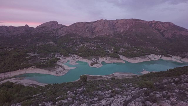 鸟瞰水库和大坝在瓜达雷斯特日落- Marina Baixa，科斯塔布兰卡，阿利坎特，瓦伦西亚社区，西班牙视频下载