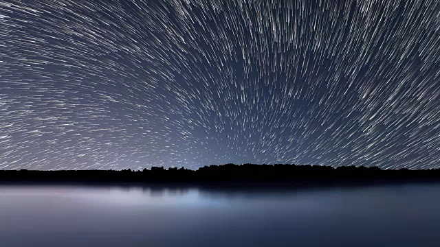 星星的轨迹，美丽的蓝色夜晚的倒影视频素材