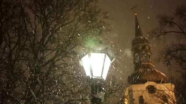 冬天的第一场雪，街灯被雪花包围的暖光视频素材