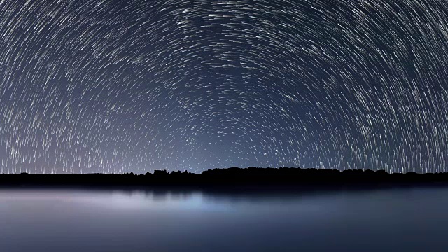 星星的轨迹，美丽的蓝色夜晚的倒影视频素材