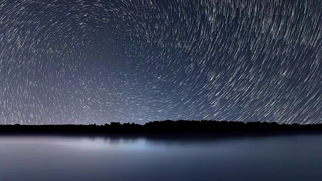 星星的轨迹，美丽的蓝色夜晚的倒影视频素材