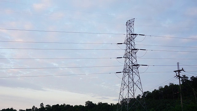 4K/超高清到高清延时:高电压后。高压塔天空背景。视频素材