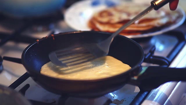 煎饼煎煮生活方式自制食物盘视频素材