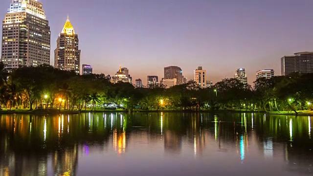 时间流逝城市夜景从隆皮尼公园，泰国。视频素材